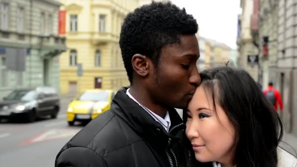 Coppia felice guardare di lato (vetrina) - uomo nero e donna asiatica - strada urbana con auto - città — Video Stock