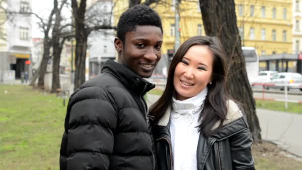 Happy couple montrer pouce sur l'accord - homme noir et femme asiatique - rue urbaine avec des voitures - ville — Video