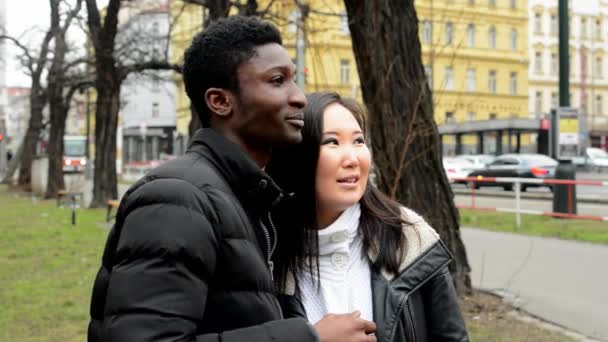 Happy couple pointent vers la distance (tourisme) - rue urbaine avec des voitures - ville — Video