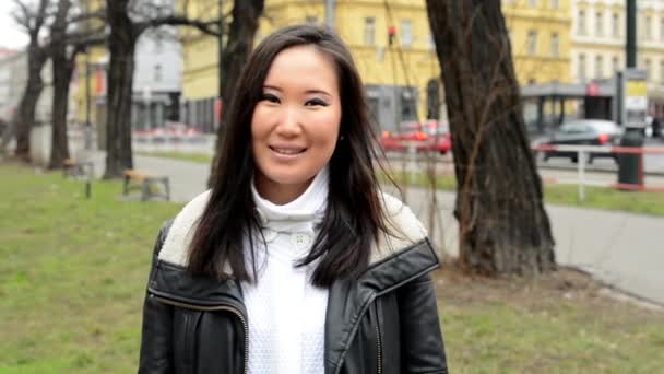 Junge attraktive asiatische Frau lächelt - Stadtstraße mit Autos - Stadt — Stockvideo