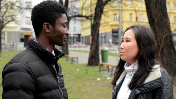 La coppia stringere la mano - uomo nero stringere la mano con la donna asiatica - città urbana con le auto - città — Video Stock