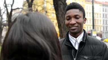 Mutlu çift talk (sohbet) - zenci ve Asyalı kadın - arabalı - şehir - kentsel sokak siyah adama vurdu