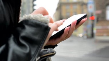 Kadın smartphone - arabalı kentsel cadde - il - portre üzerinde çalışıyor