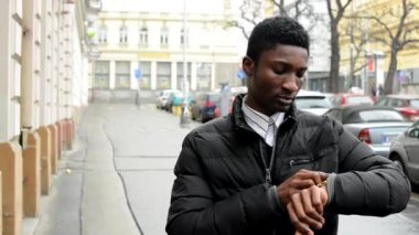 Şehirde araba ile kentsel sokakta Yound yakışıklı siyah adam bekler