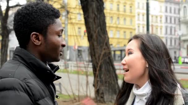 Coppia infelice litigare - uomo nero e donna asiatica - strada urbana con le auto - città — Video Stock