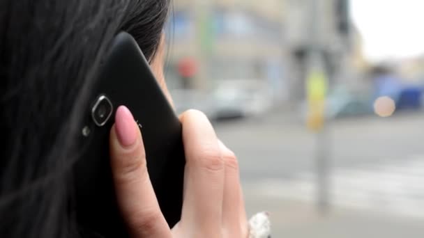 Jonge aantrekkelijke vrouw telefoon op in de stad - stedelijke straat met auto's - close-up op mobiel — Stockvideo