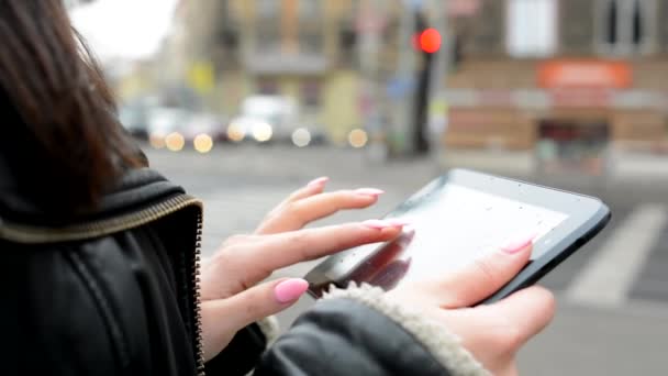 Aziatische vrouw werkt op tablet op de stedelijke straat met auto's - stad — Stockvideo