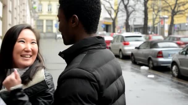 Muž překvapení žena - mladý model pár v lásku - šťastný pár objetí a talk - městské ulice s automobily - město — Stock video