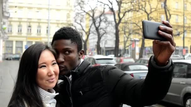 Feliz pareja tomar fotos - hombre negro y mujer asiática - calle urbana con coches - ciudad — Vídeos de Stock