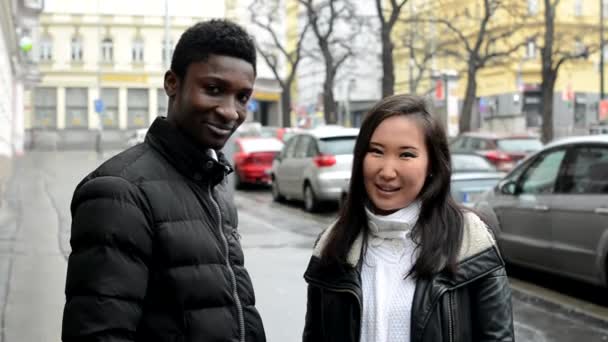 Feliz pareja de cinco y sonreír a la cámara - hombre y mujer negro - calle urbana con coches - ciudad — Vídeos de Stock