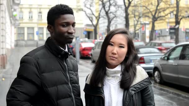 Pareja infeliz en desacuerdo - hombre negro y mujer asiática - calle urbana con coches - ciudad — Vídeos de Stock