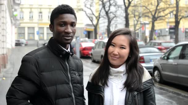 Gelukkige paar eens - zwarte man en Aziatische vrouw - stedelijke straat met auto's - stad — Stockvideo