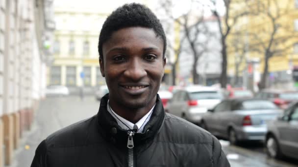 Jeune homme noir beau est d'accord - rue urbaine avec des voitures - ville — Video