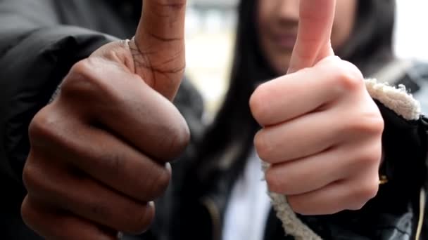 Casal feliz mostrar polegar sobre acordo - homem negro e mulher asiática - rua urbana - cidade - detalhe de polegares — Vídeo de Stock