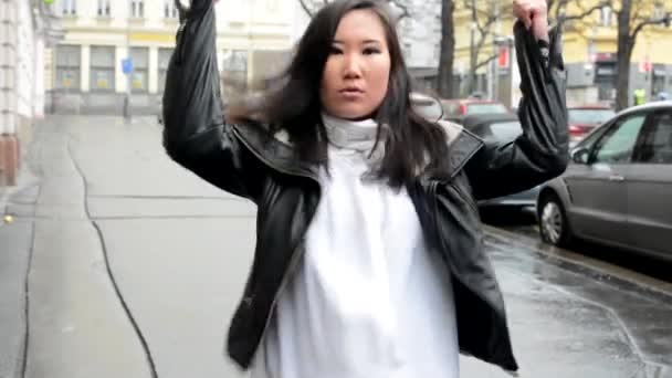 Joven atractiva mujer asiática bailando - calle urbana - ciudad — Vídeos de Stock