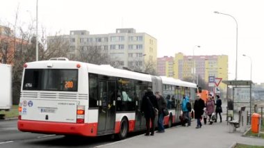 Yol - otobüs durağı ile konut geliştirme (daireler yüksek katlı blok)