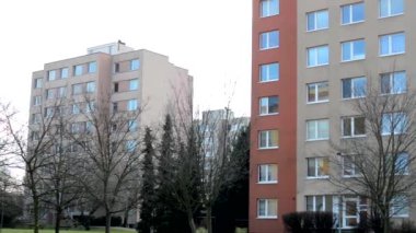 Site içinde (blok daireler) doğa (çıplak ağaçlar) - bulutlu ile