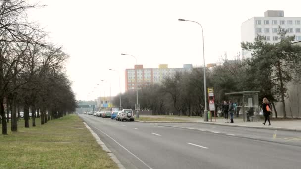 Rua urbana com carros e beco de árvore nua - nublado — Vídeo de Stock