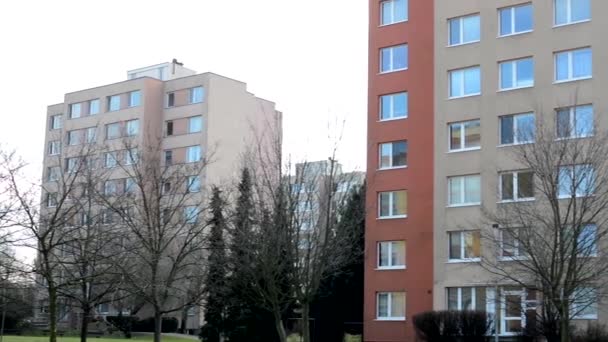 Woonwijk (blok van flats) met de natuur (kale bomen) - bewolkt — Stockvideo
