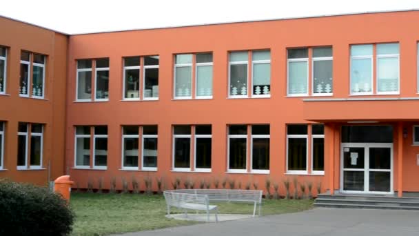 Exterieur basisschool - bewolkt — Stockvideo