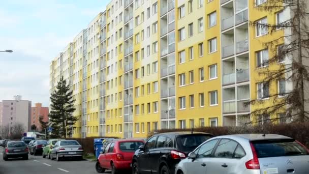 自然と駐車場 - 人々 の住宅不動産 (アパートの高層ブロック) — ストック動画