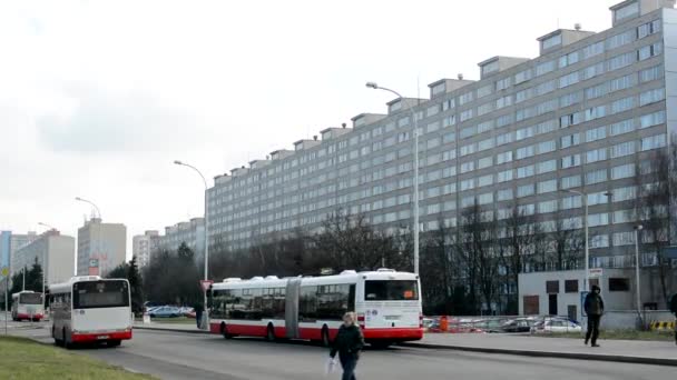 Osiedle mieszkaniowe - blok wieżowiec mieszkanie i dworzec autobusowy z ludzi — Wideo stockowe