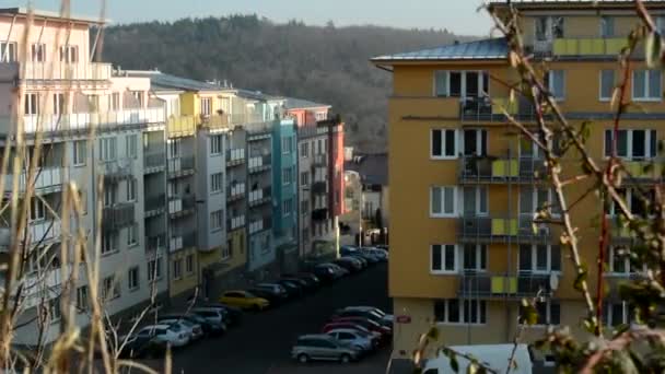 Edificios en segundo plano (bloque de pisos de gran altura) - naturaleza (hierba) en primer plano — Vídeos de Stock