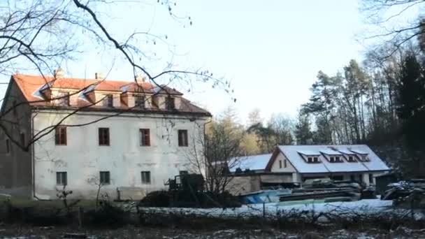 Bâtiment dans la forêt - vol steadicam 