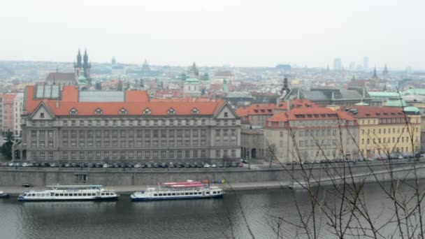 A város - Prauge (Csehország) természet - felhős (téli panoráma) — Stock videók