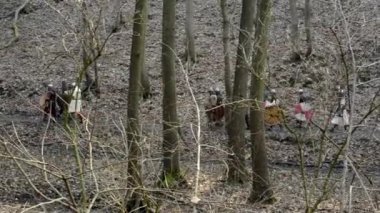 Ortaçağ askerler ormanda yürüyüş