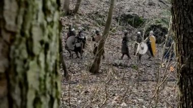 Ortaçağ askerler ormanda yürüyüş