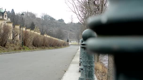 Pilares en la carretera - calle vacía con el edificio (valla) - nublado — Vídeos de Stock