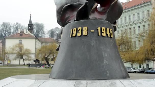 Statue in der Stadt (Ende des Zweiten Weltkriegs: 1938-1945) - Prag, Tschechische Republik — Stockvideo