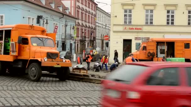 Arbeiter arbeiten mit Autos an der neuen Straße — Stockvideo