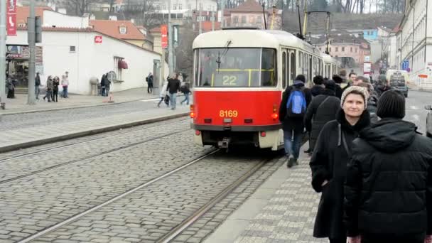 通勤人-人进去和下车从电车-市 (建筑物) — 图库视频影像