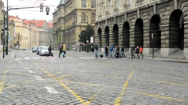 Urban street in de stad met gebouwen - passerende auto's en mensen - bewolkt — Stockvideo