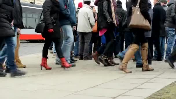 Mensen lopen op stoep - benen — Stockvideo