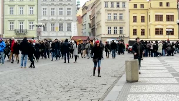Староместская площадь - люди гуляют - городские здания (город) - облачно — стоковое видео