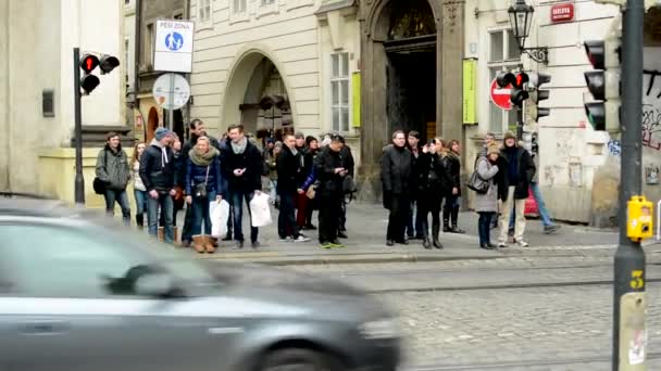 Ludzie spacerujący krzyż na ulicy - przejście dla pieszych - miasto: miejskich ulic z samochodów - zima — Wideo stockowe