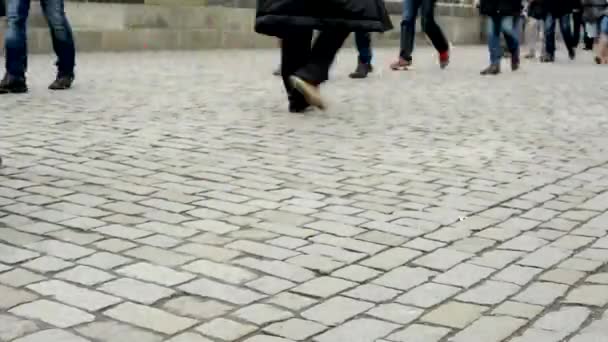 人走在人行道上 — — 双腿 — 图库视频影像