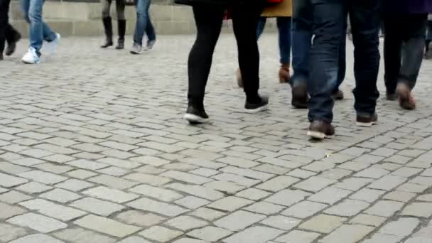 Mensen lopen op stoep - benen — Stockvideo