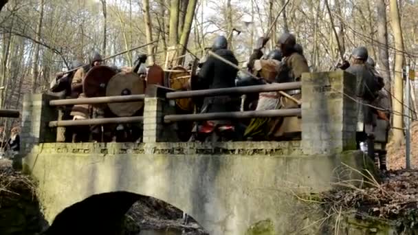 Batalla medieval - guerra - soldados luchan en el puente — Vídeo de stock