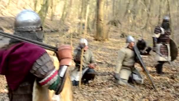 Středověká bitva - války - skupina vojáků, chůze — Stock video