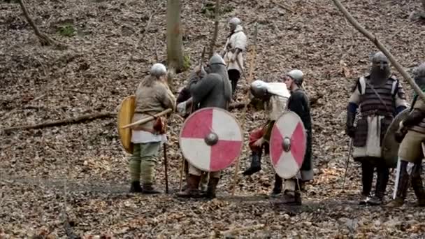 Средневековая битва - война - солдаты ждут — стоковое видео