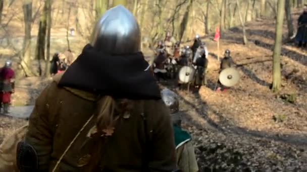 Batalla medieval - guerra - lucha de soldados - soldado observa a otros soldados — Vídeo de stock