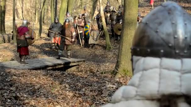 Medieval battle - war - soldiers fight - two men fight (duel) and soldiers watch them — Stock Video