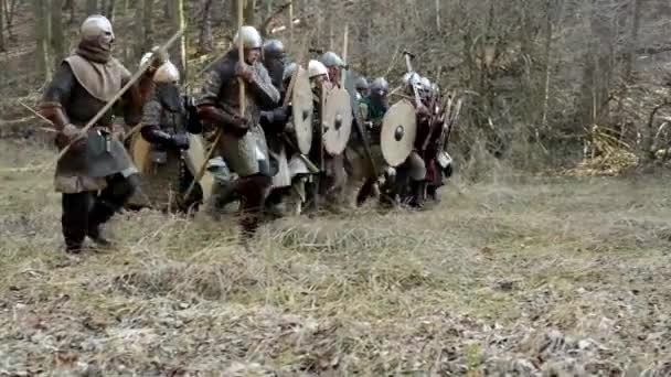 Middeleeuwse slag - oorlog - soldaten wandelen in rij- en strijd — Stockvideo