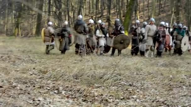 Middeleeuwse slag - oorlog - soldaten wachten in de rij — Stockvideo