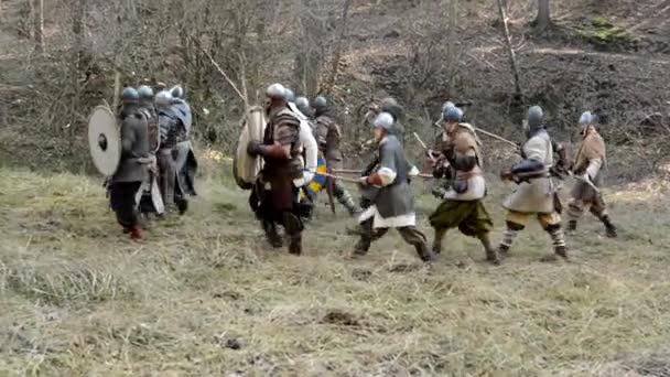 Middeleeuwse slag - oorlog - soldaten vechten — Stockvideo