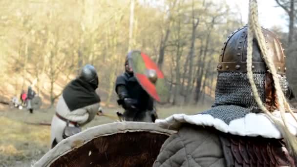 La batalla medieval - la guerra - la lucha de los soldados - la lucha de los hombres y el soldado los observa — Vídeo de stock